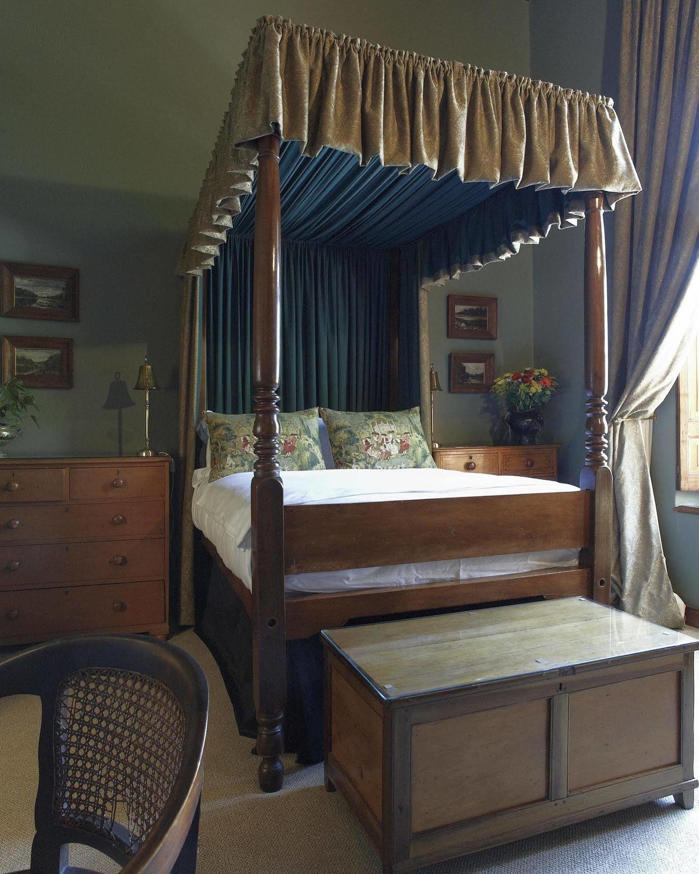 Dutch Manor Antique 4*
